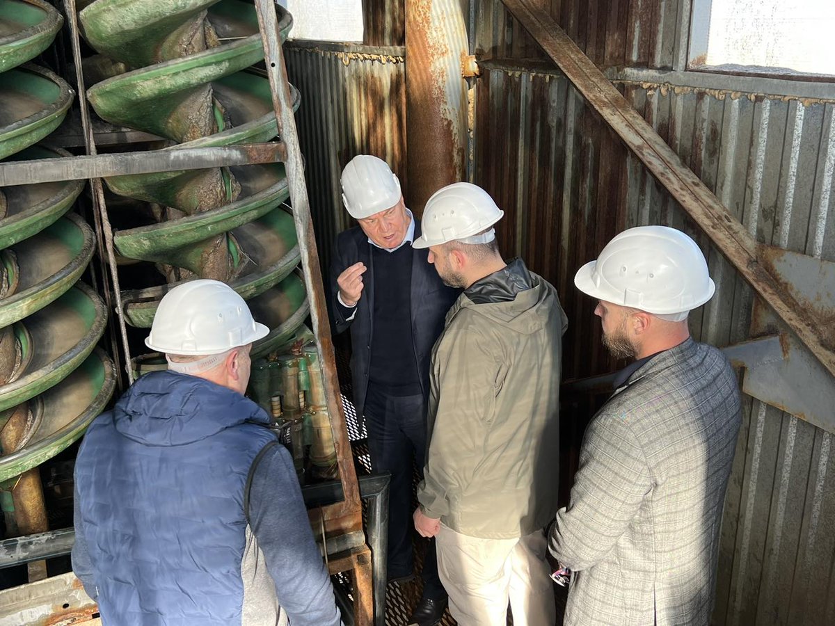 SPFUkraine's tweet photo. ⚡Рустем Умєров разом із Дмитром Кліменковим та Яною Матієвою приїхали перевірити роботу об’єкта великої приватизації – АТ “Об’єднання гірничо-хімічної компанії” (ОГХК).
Докладно: https://t.co/Ig0nqtzkF0 https://t.co/X65wvKr86e