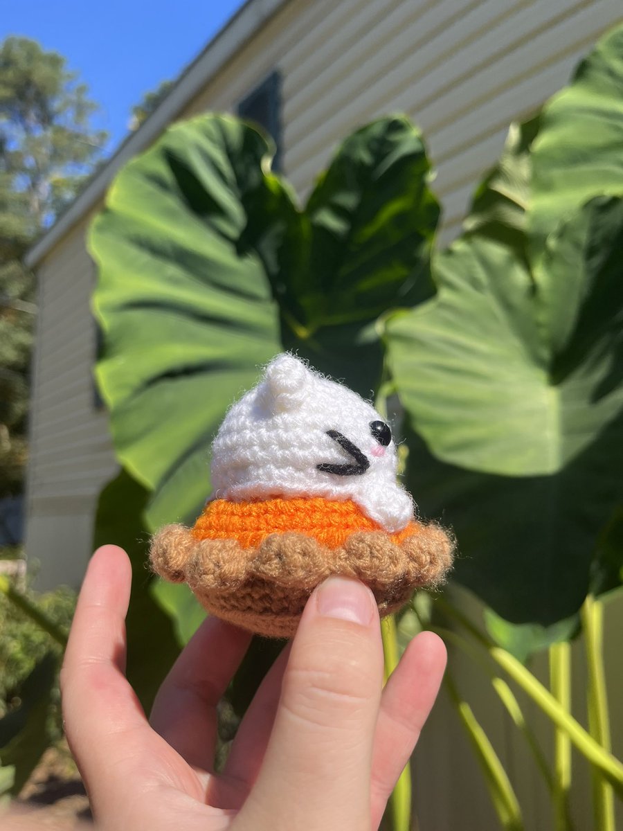 BeeByMaynor's tweet photo. Meet Patricia the pumpkin pie kitty! She’s a little shy but she’s very sweet once you get to know her! Her favorite activities include baking and reading, and she’s the perfect buddy if you need a little quiet time!

Pattern by A Little Love Everyday. https://t.co/Zfh4qiSrtq