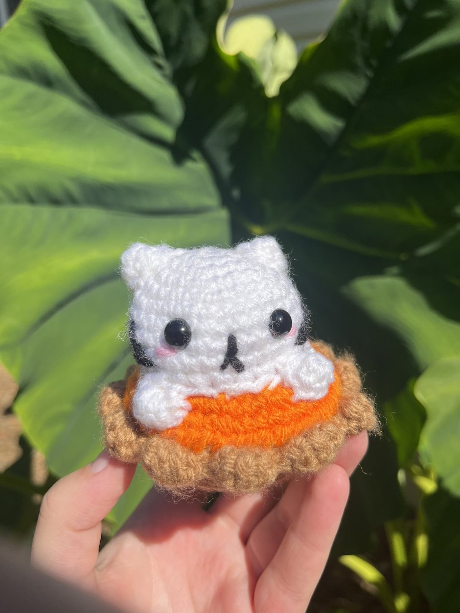 BeeByMaynor's tweet photo. Meet Patricia the pumpkin pie kitty! She’s a little shy but she’s very sweet once you get to know her! Her favorite activities include baking and reading, and she’s the perfect buddy if you need a little quiet time!

Pattern by A Little Love Everyday. https://t.co/Zfh4qiSrtq