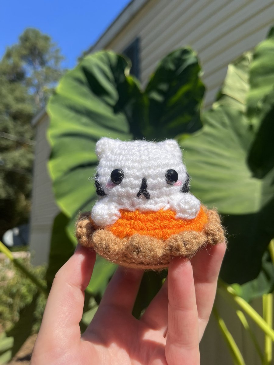 BeeByMaynor's tweet photo. Meet Patricia the pumpkin pie kitty! She’s a little shy but she’s very sweet once you get to know her! Her favorite activities include baking and reading, and she’s the perfect buddy if you need a little quiet time!

Pattern by A Little Love Everyday. https://t.co/Zfh4qiSrtq