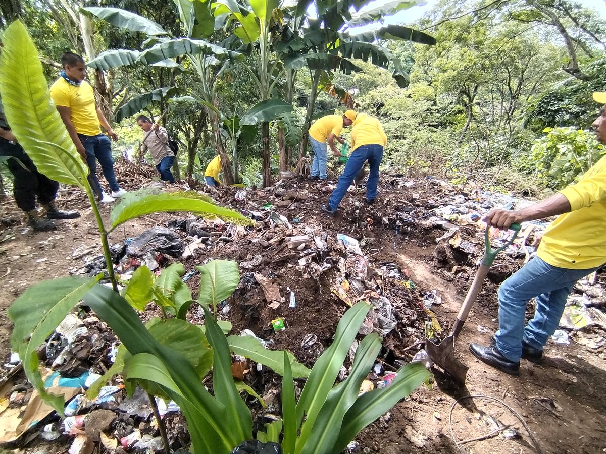 #plancerobasura | nuestro alcalde Hugo Centeno se encuentra en la zona San Antonio Norte abajo de la guarderia se encuentran realizando trabajos de limpieza con reos de Fase de Confianza, Medio Ambiente y Municipalidad.
Hacemos el llamado para no crear promontorios de basura.