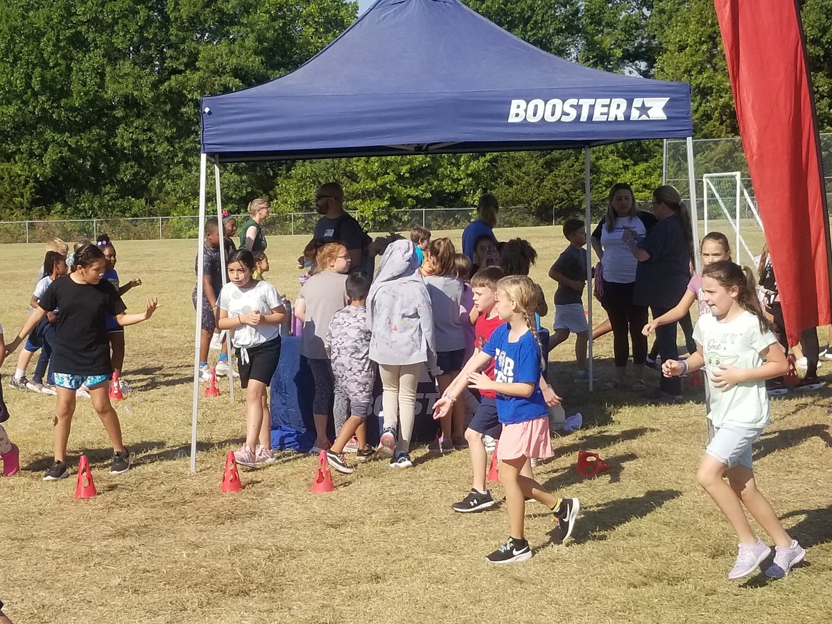 RoderickKing01's tweet photo. More pics from the Fun Run presented by Boosterthon at NeSmith yesterday brought out the entire community in support of our students. #community #communityisd #school #Braves #lavon #Booster #boosterthon #nesmithelementary @communityisd @cisdef @tonya_knowlton @NES_Braves https://t.co/DcsdtAGsF3