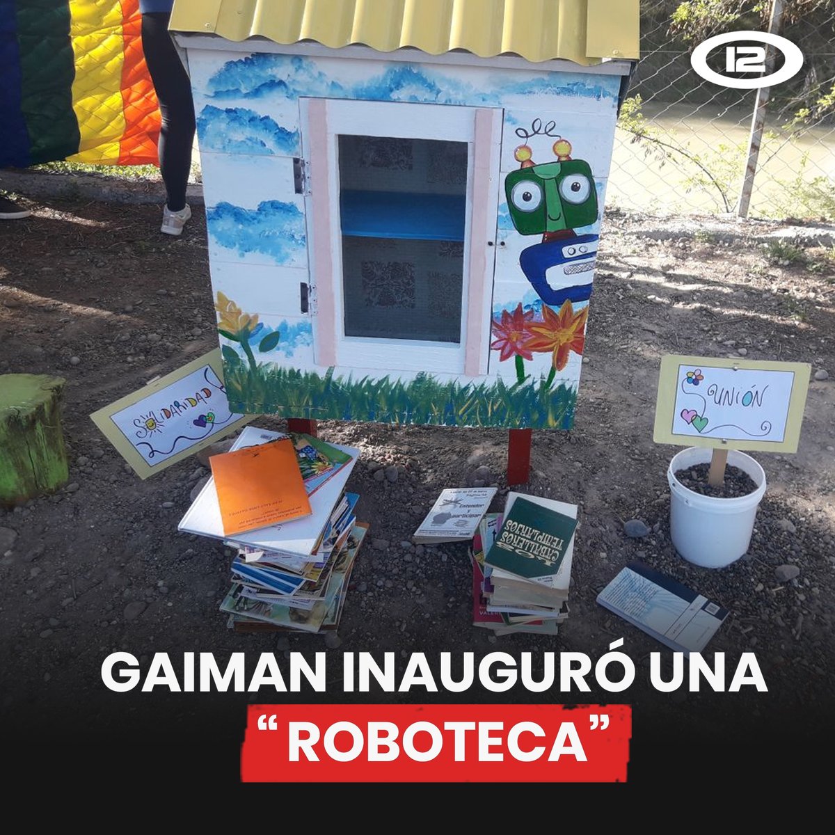 Canal12web's tweet image. #Gaiman inauguró una &quot;Roboteca&quot; 📚

📖 La iniciativa tiene como objetivo central fomentar el hábito de la lectura a través de libros y textos que estén disponibles en sitios públicos. 

📍 La #Roboteca está ubicada en el Parque del Robot frente al Río Chubut.