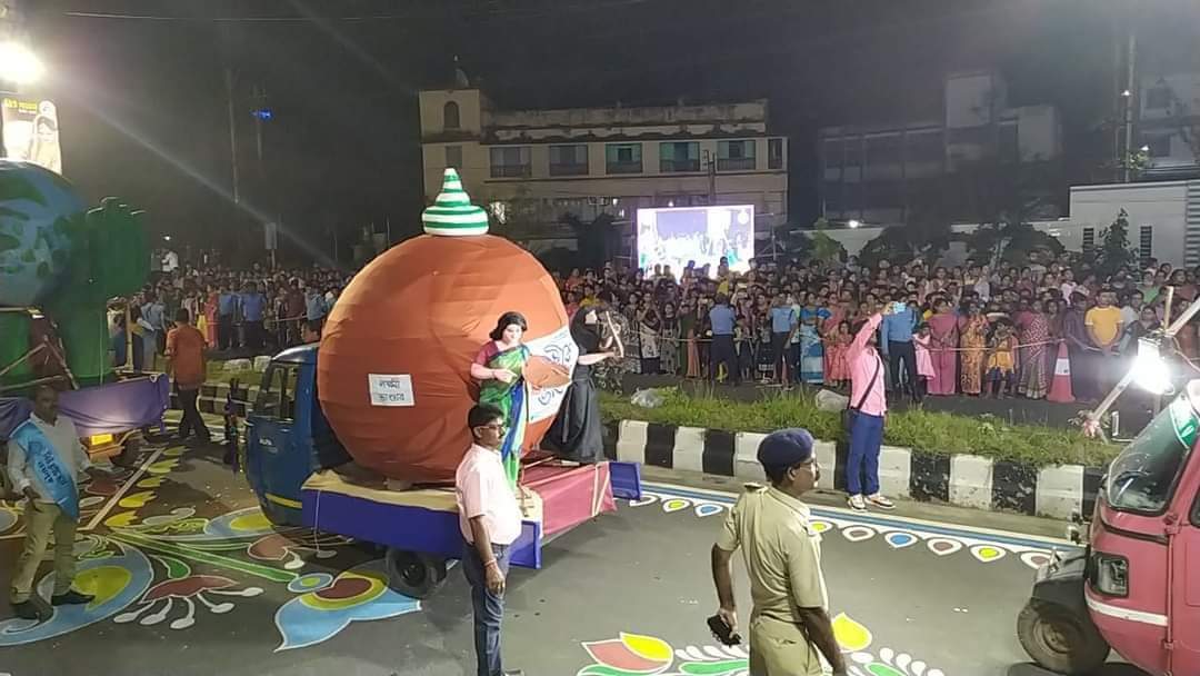 ShuvajitSamant2's tweet photo. মাননীয়া মুখ্যমন্ত্রী মমতা বন্দ্যোপাধ্যায়ের অনুপ্রেরণায় পুর্ব মেদিনীপুর জেলা প্রশাসন ও তথ্য সংস্কৃতি উদ্যোগে পুজো কার্নিভাল ২০২২।#FAMTMC https://t.co/EGUrJrWcov