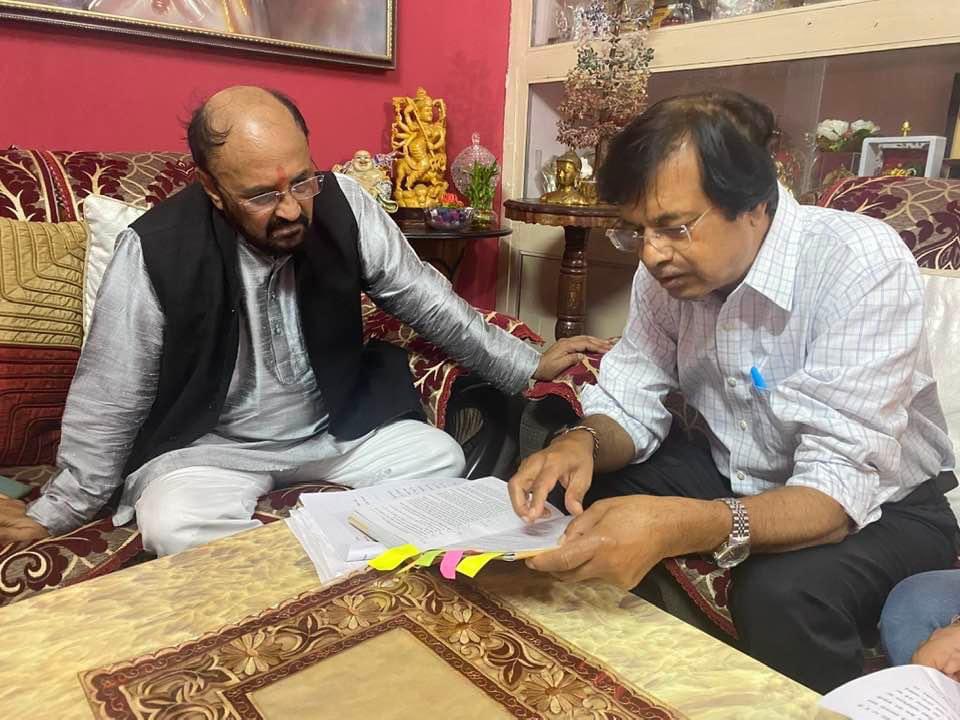 Surendrakguptaa's tweet photo. मेरा स्पष्ट कहना था कि यदि दोहरा मंडी शुल्क नहीं रोका गया तो प्रदेश में सभी oil mills या तो बंद हो जाएँगे या राजस्थान व मध्य प्रदेश में स्थानांतरित होना मजबूरी होगी इससे लाखों लोग बेरोज़गार होंगे
उस समय U P Oil Mill Association के पदाधिकारी भी मौजूद थे ! https://t.co/d70Atq0XmA