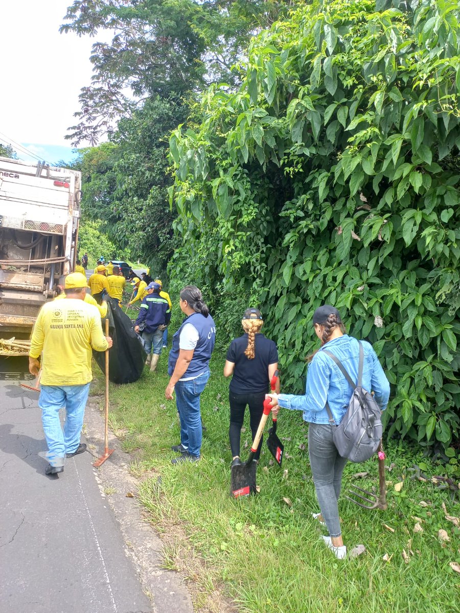 #plancerobasura | equipos de limpieza se encuentran distribuidos en zonas del municipio.

Se encuentran realizando limpieza el equipo #2 en Carretera antigua zona de los milagros.