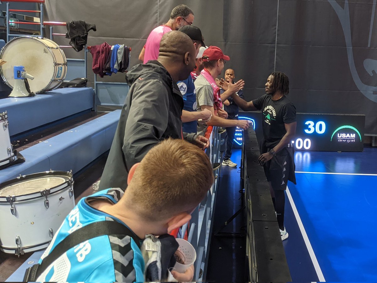 handrages94's tweet photo. Merci à @BOYBASISSOKO_22 d'être venu longuement saluer les Hand'ragés à la fin du match USCHB-USAM. 🙏 https://t.co/r54KY5o06G