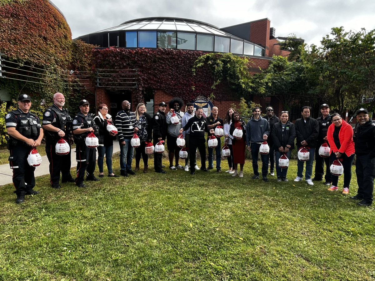 Big thanks to @mohamadfakih8 and @ParamountFoods for working with @TPS43Div NCOs to deliver turkeys to communities that need it most. We are thankful to supply 150 turkeys to families this Thanksgiving. Please help us if you can with a donation at idrf.ca/project/feedin…