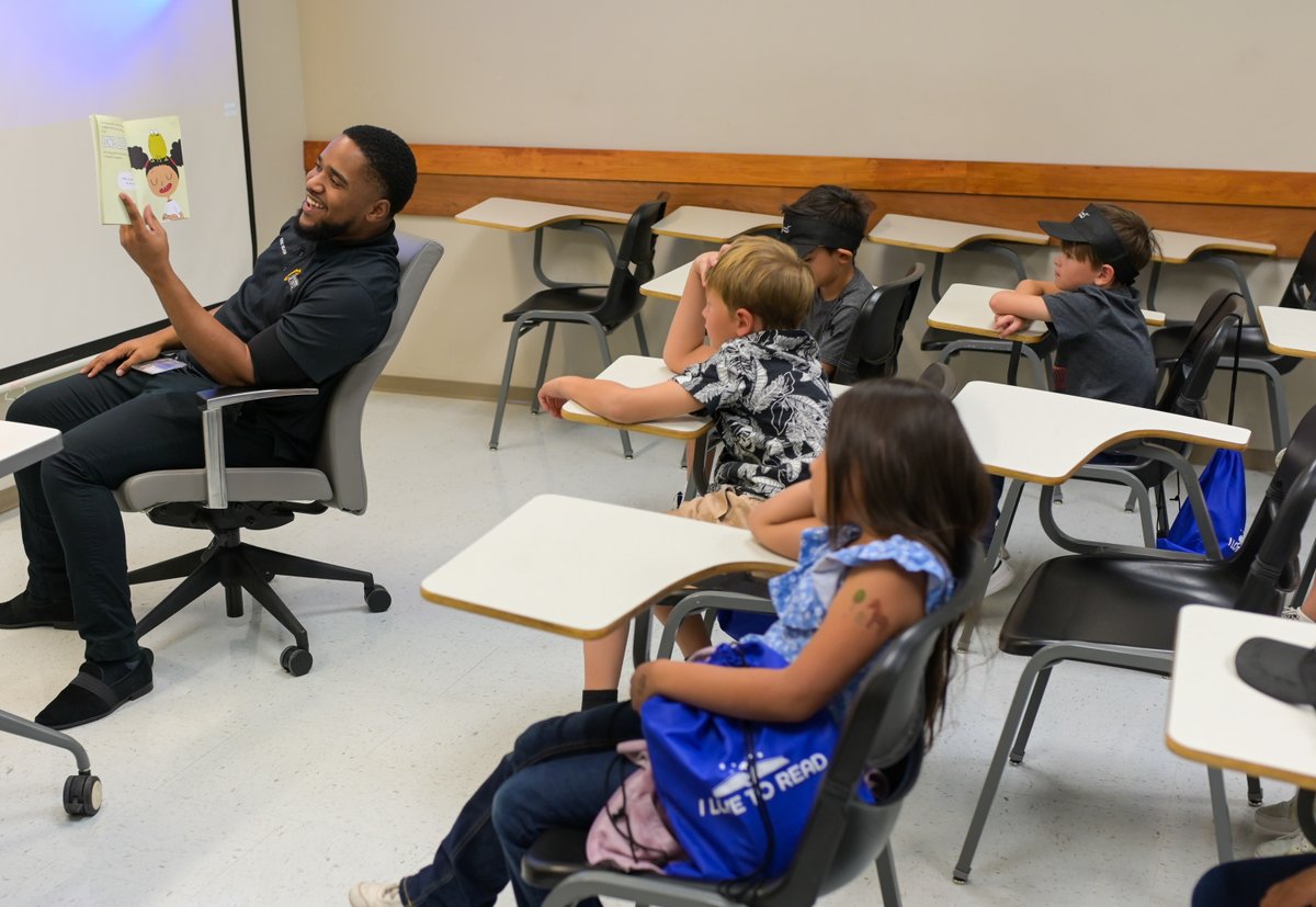 SBCountySchools's tweet photo. Our annual Reading Rally at Cal State San Bernardino (@CSUSBNews) was a great success! Great to see so many students ready to learn and read! #Transforminglives #Ilovetoread #Vision2Read https://t.co/uAebAsm2CH