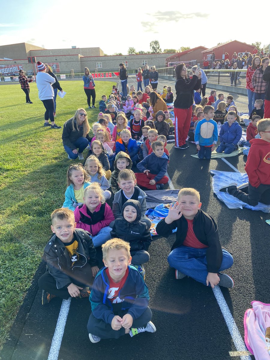 JamiKupper's tweet photo. Homecoming fun! #wlcardpride #ONE https://t.co/OV72sqvvb4