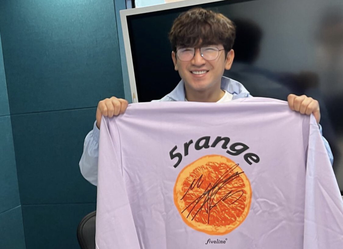 SjkEric's tweet photo. 🙌🏻🧡🧡!! 

#엠레코드샵5행시
#엠 엠스타일의
#레 레코드 가게 라이브를 샀어요.
#코 코로나가 여전히 존재하고 한국에 올 수 없기 때문이다. 
#드 드라마를 볼 때처럼 너를 전화로 봤어.
#샵 샵에서 hello live 어플을 사용하니 내 삶이 편해졌다.

 #M_RecordShop #hellolive_EVENT #hellolive https://t.co/MpKf0M59b6