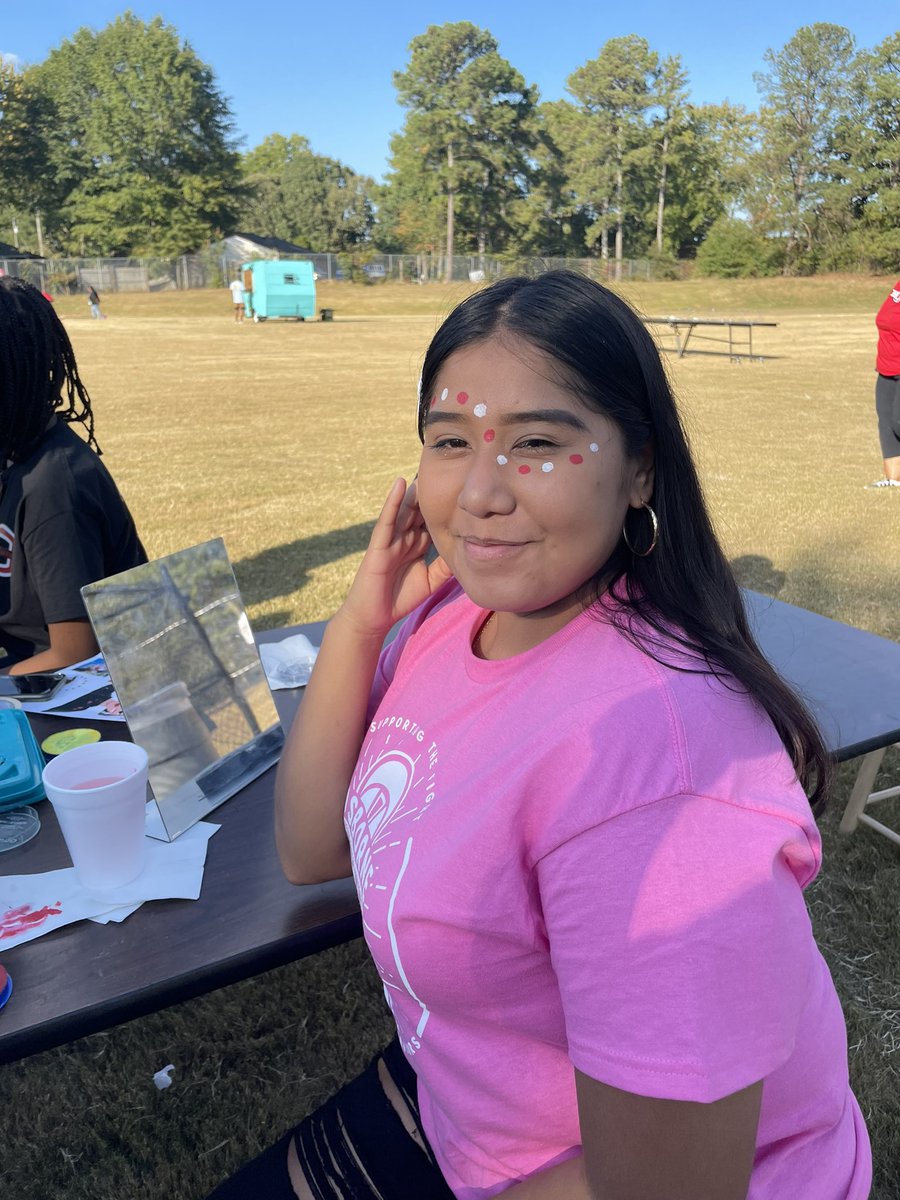 ohsmudnmetals's tweet photo. Art club kicking off #Homecoming2022 @rlosbornehs with cute cardinal face painting!!! #cobbartrocks #artedsga #oaborneart https://t.co/O9rS1fkneX