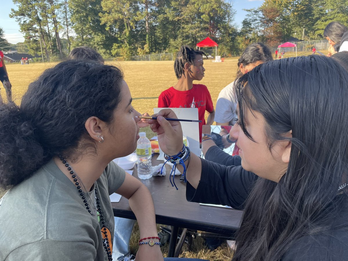 ohsmudnmetals's tweet photo. Art club kicking off #Homecoming2022 @rlosbornehs with cute cardinal face painting!!! #cobbartrocks #artedsga #oaborneart https://t.co/O9rS1fkneX