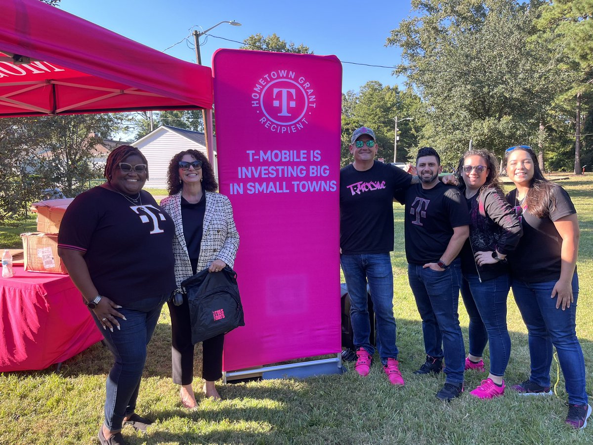 Great day in Bathsheba Memorial Park, special thanks to the Bowens family and <a href="/MyrtleBeachGov/">City of Myrtle Beach</a> for joining us in Celebrating the receipt of their #TmobileHometownGrant We are so very happy to be a part of this community. @Tmobile <a href="/ChartierDoug/">Doug Chartier</a> <a href="/tglover187/">Terrance Glover</a>