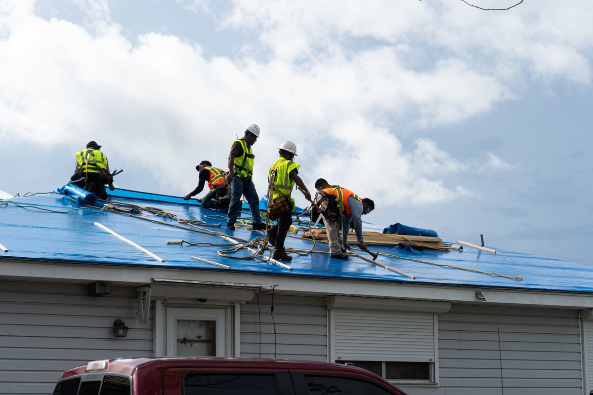 FEMAespanol's tweet photo. La operación #TechoAzul se está llevando a cabo en Florida. Es un servicio gratis de @USACEHQ para instalar toldos reforzados con fibra en los techos dañados de los propietarios de vivienda hasta que se puedan realizar las reparaciones permanentes.
💻 https://t.co/oPbC7lKuLe https://t.co/k6twuIcBTG