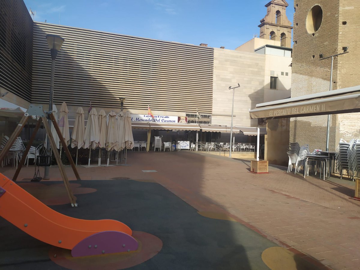 RuizKraus's tweet photo. Ayer en el parque de Locutor Domingo Mérida se desplomó una torre de sillas encima de un niño de 4 años. No pasó nada grave pero podía haber pasado, ya que está rodeado de sillas apiladas y sombrillas pesadas del restaurante colindante.
@malaga necesitamos más parques y seguros. https://t.co/U6kDuOf80C