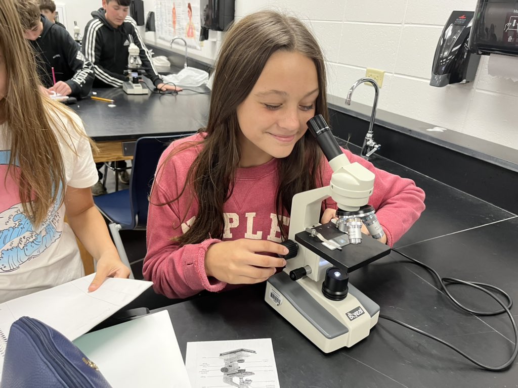 LakeDenoon's tweet photo. Mr. Papson’s science class using their newly learned microscope skills to observe and diagram different biological specimen slides. #TimberwolfWay https://t.co/mDw7EX44ZB