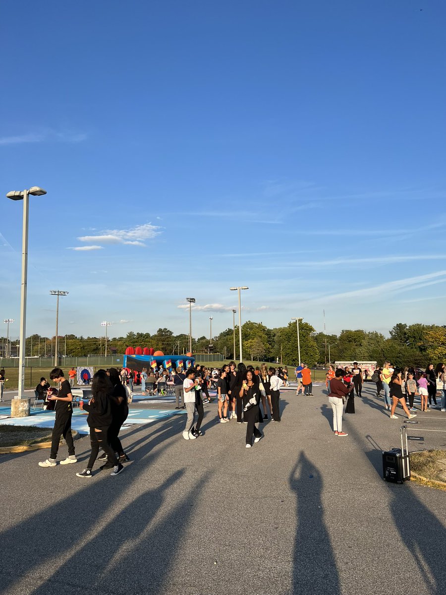Perfect night for Hawktoberfest! Face painting, inflatable games, prizes, and food trucks! Come celebrate @FCPSHayfieldSS Homecoming 🧡🧡🧡

<a href="/HayfieldSGA/">Hayfield SGA</a> <a href="/hayfieldsports/">Hawktivities</a>