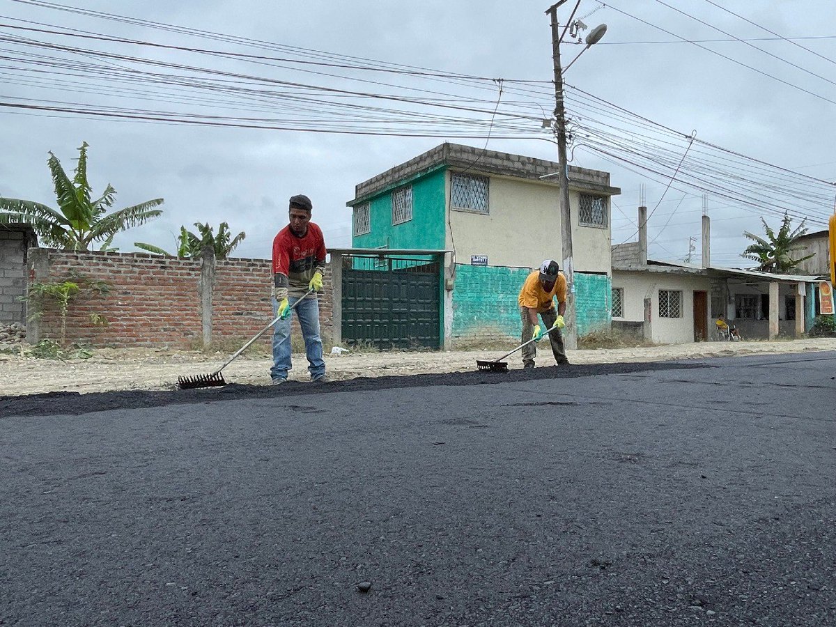 MuniAtacames's tweet photo. Lo anunciado por @SaldarriagaF1, principal de @MuniAtacames se cumple, el asfaltado hacia el ingreso al #Torino, la intervención también beneficia a sectores como #VillaRica y #CanaimaCoral, el área total a intervenir es de 3 kilómetros
#LaObraNoPara 🚜
#AtacamesCrece 💪 https://t.co/MgRs294Oe3