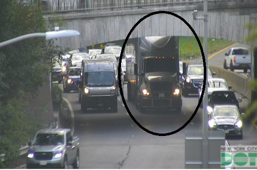 GregRice1010's tweet photo. Uh oh in #Queens!
You CAN'T bring a truck onto parkways- someone forgot to tell this guy.
The @1010WINS Jam Cam shows the truck stuck on the SB #CrossIslandParkway just off the #WhitestoneBridge, making traffic a MESS into the area.
@WINSTRAFFICNYC https://t.co/mW9XNND6Me