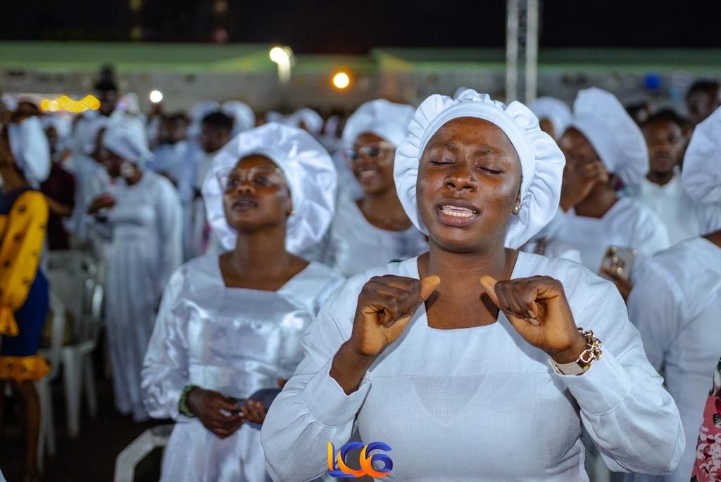 Mariadamilola0's tweet photo. The aroma of worship fills the atmosphere as our medley team, led by Kent Edunjobi, takes on the stage to grace us with beautiful tunes. #LuliConcert2022 #LC6.0 #LuliConcert #CCCToTheWorld #GetLulified #Praise #Worship #Word #Prayers https://t.co/TG88FjJQNh