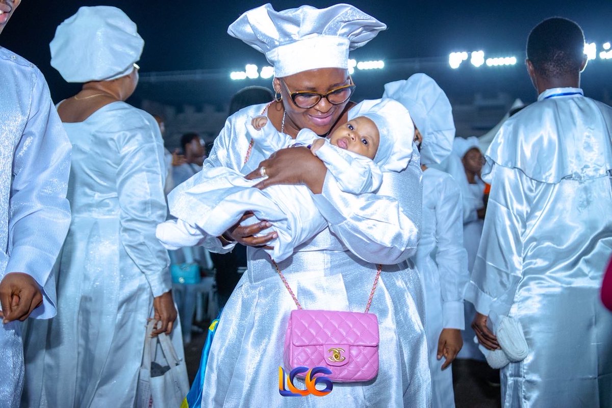 Mariadamilola0's tweet photo. The aroma of worship fills the atmosphere as our medley team, led by Kent Edunjobi, takes on the stage to grace us with beautiful tunes. #LuliConcert2022 #LC6.0 #LuliConcert #CCCToTheWorld #GetLulified #Praise #Worship #Word #Prayers https://t.co/TG88FjJQNh