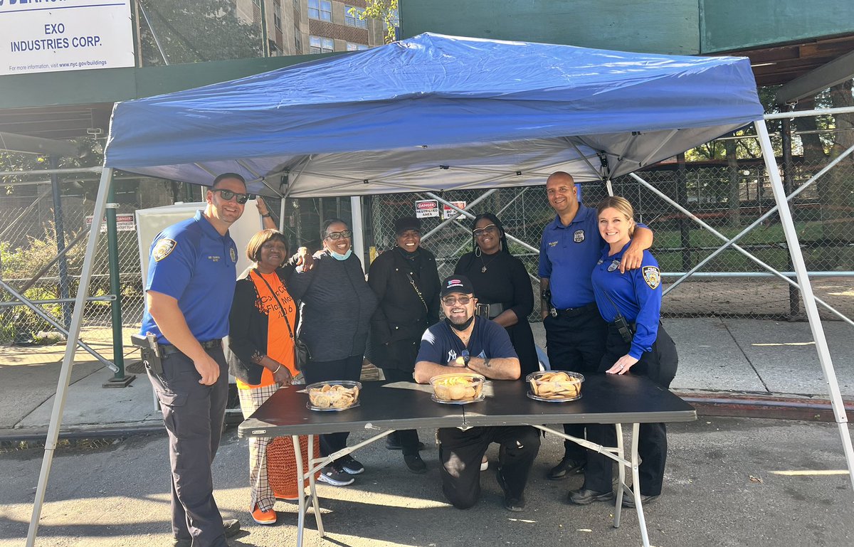 NYPD45Pct's tweet photo. Today is the first day of National #FaithandBlue Weekend!

This morning we partnered with Pastor Deborah Jenkins in Coop City for #CookieWithACop Thank you to everyone who joined us! https://t.co/R65JJ1A1QO