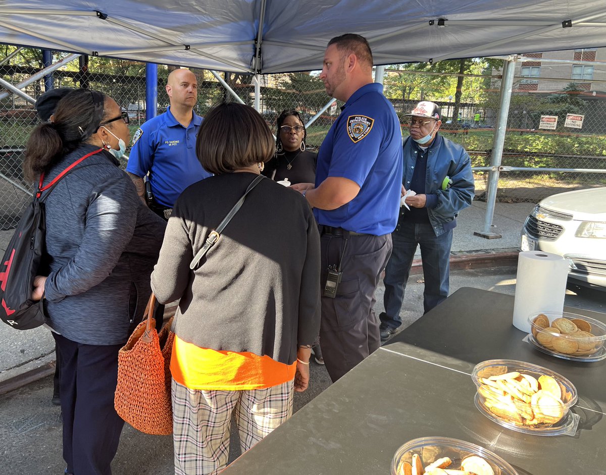 NYPD45Pct's tweet photo. Today is the first day of National #FaithandBlue Weekend!

This morning we partnered with Pastor Deborah Jenkins in Coop City for #CookieWithACop Thank you to everyone who joined us! https://t.co/R65JJ1A1QO