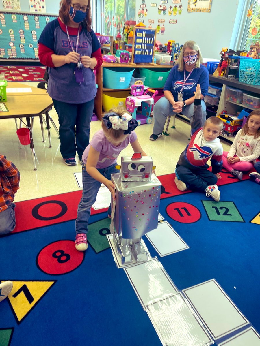MrsW111's tweet image. BVS kindergarten friends met our robot today! 🤖 They did an amazing job coding him along his path! #codingkinders #hcsdlearns #hcsdcodes