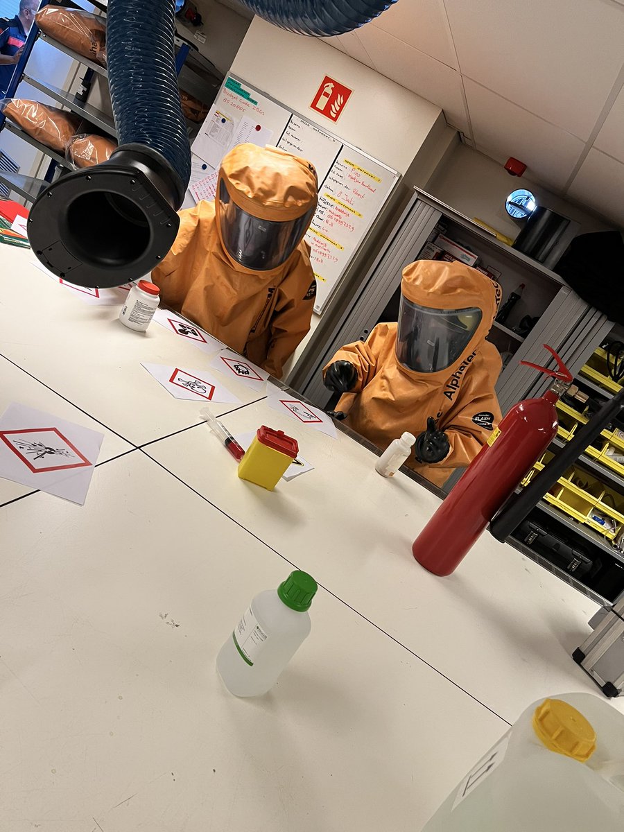Lucasvlaar1981's tweet photo. Vandaag een combinatie oefening gedaan. Aan- en uitkleedprocedure met tussendoor een โkleineโ inzet oefening in spelvorm.#IBGS #Brandweer #Training #Laak #B-ploeg #Vrh #GHS-symbolen #Gaspak https://t.co/isTzcV1Rg9
