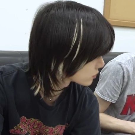 CH0ISART's tweet photo. o cabelo que MAIS COMBINA com ele, black mullet highlights, ESSE CABELO É MUITO LINDO, beomgyu é um dos poucos idols q ficam lindos no mullet, pra mim é o maioral dele, fez história, e poderia voltar, sou literalmente APAIXONADA nesse cabelo 😭😭😭😭 https://t.co/8lROSneR3Y