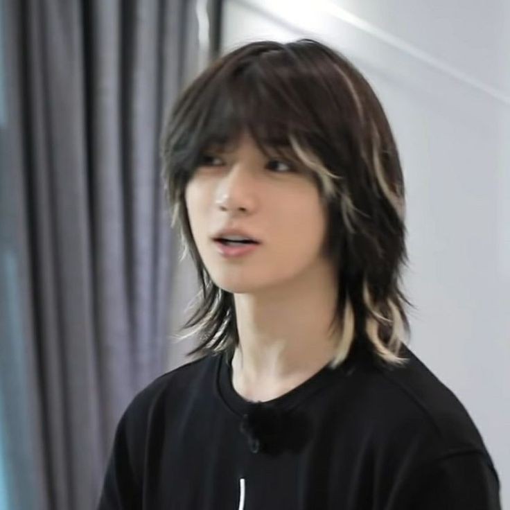 CH0ISART's tweet photo. o cabelo que MAIS COMBINA com ele, black mullet highlights, ESSE CABELO É MUITO LINDO, beomgyu é um dos poucos idols q ficam lindos no mullet, pra mim é o maioral dele, fez história, e poderia voltar, sou literalmente APAIXONADA nesse cabelo 😭😭😭😭 https://t.co/8lROSneR3Y