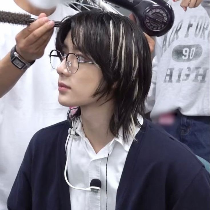CH0ISART's tweet photo. o cabelo que MAIS COMBINA com ele, black mullet highlights, ESSE CABELO É MUITO LINDO, beomgyu é um dos poucos idols q ficam lindos no mullet, pra mim é o maioral dele, fez história, e poderia voltar, sou literalmente APAIXONADA nesse cabelo 😭😭😭😭 https://t.co/8lROSneR3Y