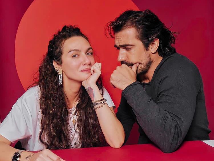 Birceak941's tweet photo. 💛💛💛💛💛

 @BrcAkalay #birceakalay #siyahbeyazaşk #ibrahimcelikkol41 #ibrahimcelikkol #حب_أبيض_أسود #kuşuçusu #kuşuçuşu #NetflixTurkiye #birceakalay https://t.co/p55gDglACw