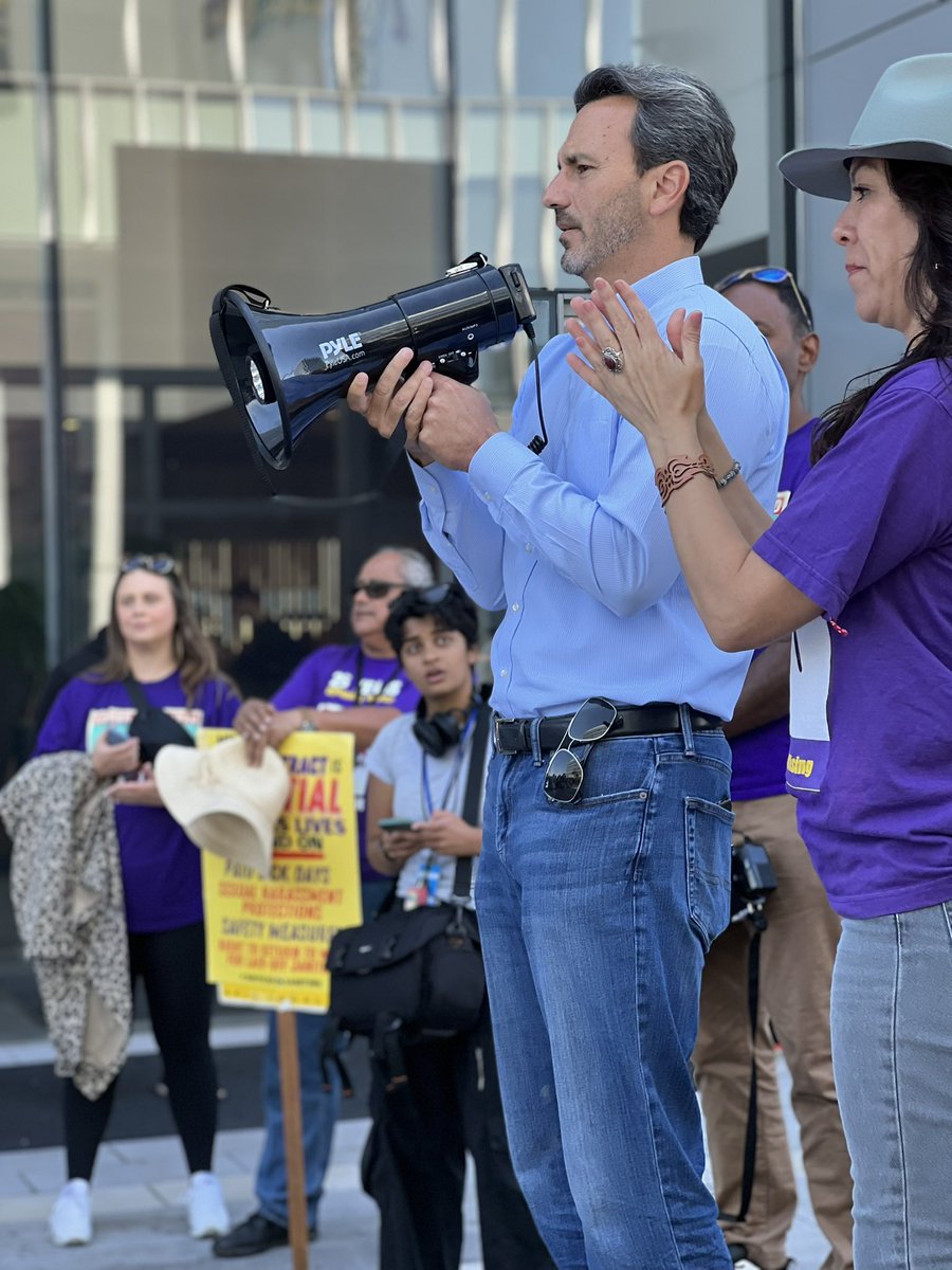 seiuusww's tweet photo. What a great action today @Meta against janitorial contractor SBM. Corporate greed is strong, but the power of the people is stronger. #JusticeForJanitors #EssentialNotExpendable https://t.co/aEyItEQAh4