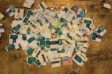 Gimnasia - Boca.

Más información. 

📌 Sobre impresión de entradas de protocolos. Ya fueron secuestradas por Aprevide (foto).

📌 Al menos 100 hinchas de Boca confesaron pagar un "peaje" de $6000 x cabeza a gente de Utedyc para pasar directo al estadio.