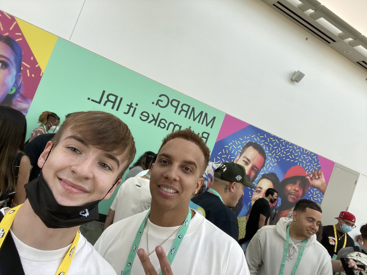 sam01971512's tweet photo. @Swagg met the GOAT https://t.co/nkh58DaICG