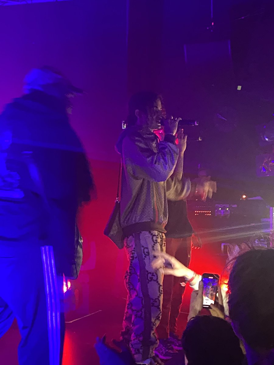 Lywipe's tweet photo. incroyable le concert de luv https://t.co/WCG8v7ED5z