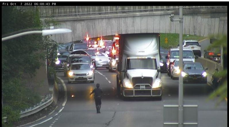 jimfeldman's tweet photo. It's a tight fit, but that's why trucks are not allowed on the #CrossIslandParkway. This is southbound just after the split with the #WhitestoneExpressway. Center lane is blocked, but all lanes are subject to closure. #Queens #NoTrucksOnParkways @wcbs880 @wcbs880traffic https://t.co/i2DFRfyNAu
