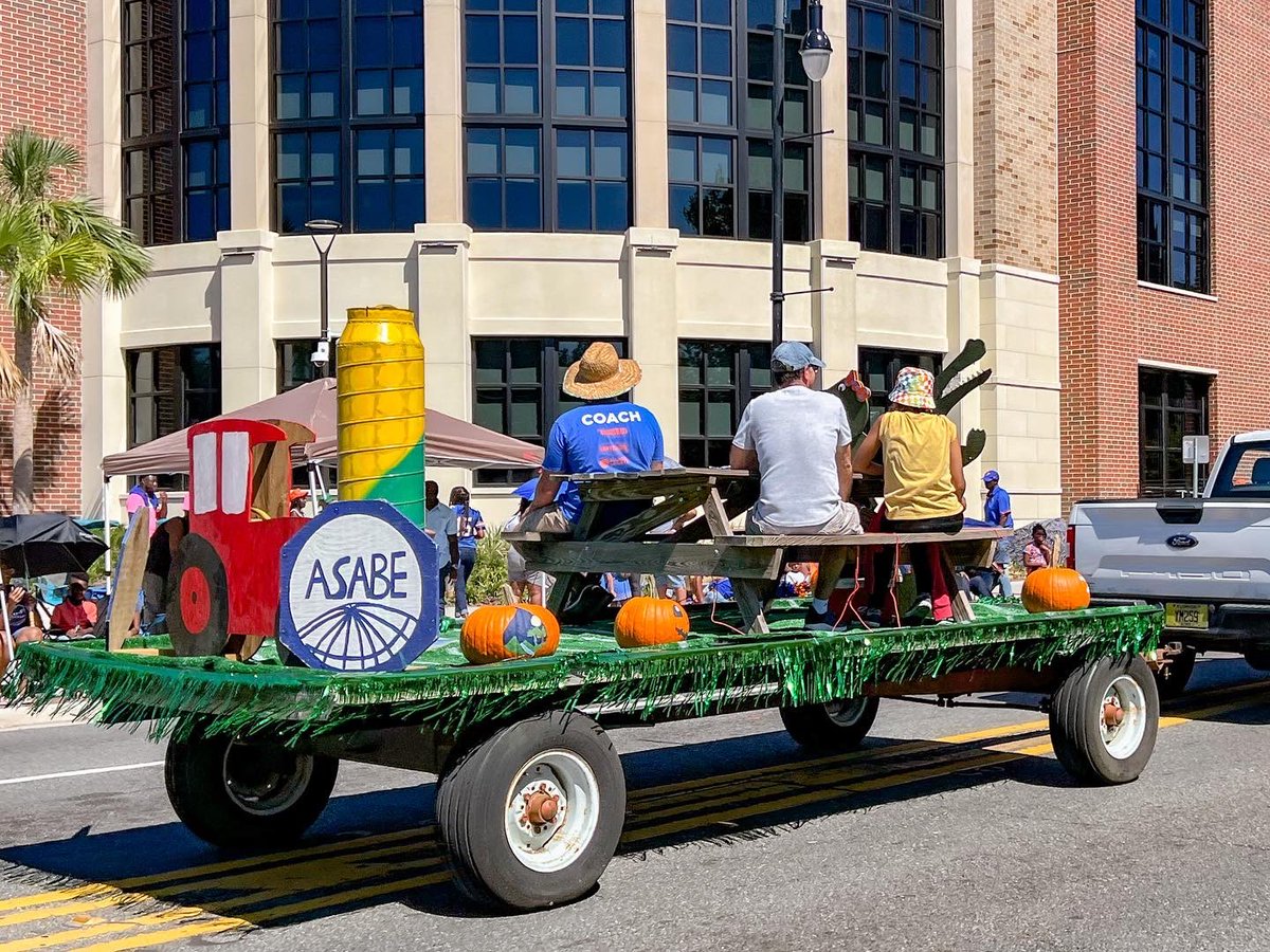 UF_ABE's tweet photo. Name a better float, I’ll wait🌽…

If you saw @FSB_ASABE in the @UF Homecoming Parade, let us know below! 
#UFHomecoming https://t.co/8mYIh1H33G