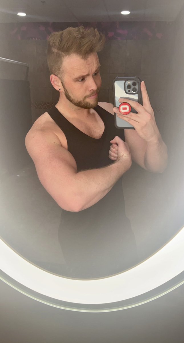 JockFancy's tweet photo. Isn’t it Flex Friday or something 💪🏼😅 #gymgay #gay #flexfriday #fitnessgay https://t.co/bCzIB1SVaI