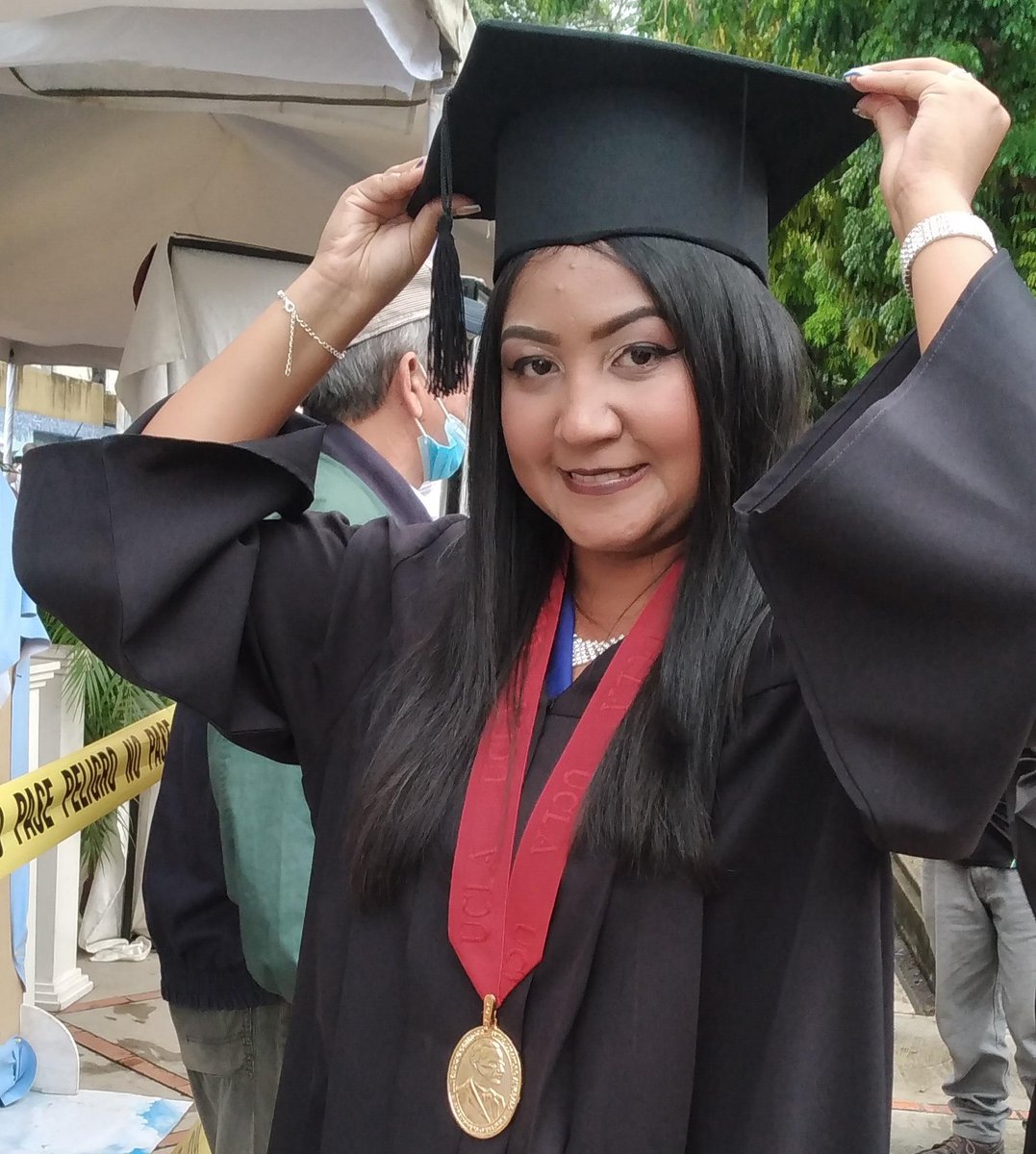 uclaedumedia's tweet photo. "Como no estudiar esta carrera si siempre me gustó el mundo de las organizaciones. No la cambiaría por nada”. Estas fueron las emocionadas palabras de Daymaris Valera, quien ocupó el primer lugar en la Promoción LXXXV de Licenciados en Administración #UCLA.
#Graduación #7Oct2022 https://t.co/K4RpWYChAT