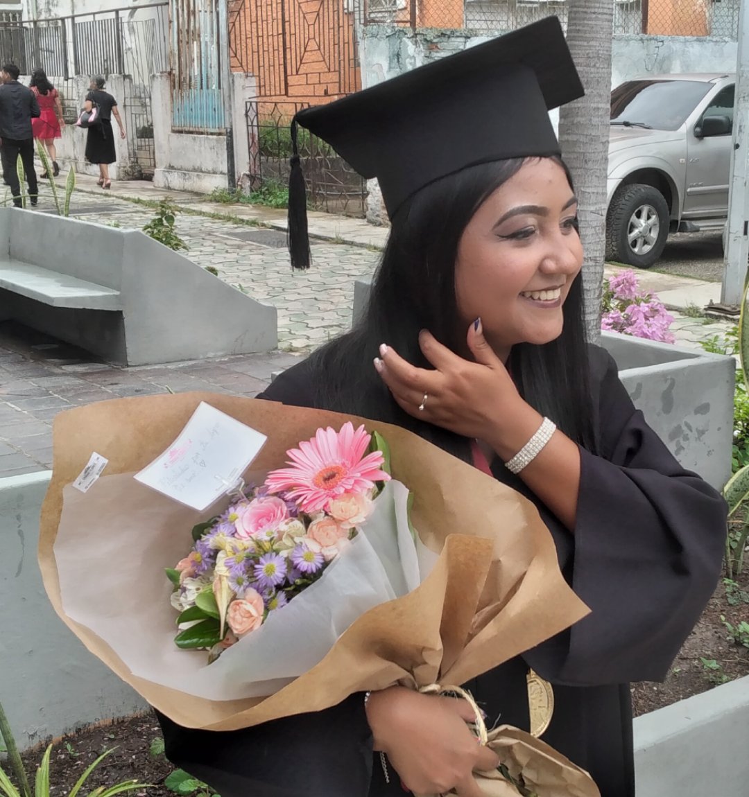 uclaedumedia's tweet photo. "Como no estudiar esta carrera si siempre me gustó el mundo de las organizaciones. No la cambiaría por nada”. Estas fueron las emocionadas palabras de Daymaris Valera, quien ocupó el primer lugar en la Promoción LXXXV de Licenciados en Administración #UCLA.
#Graduación #7Oct2022 https://t.co/K4RpWYChAT