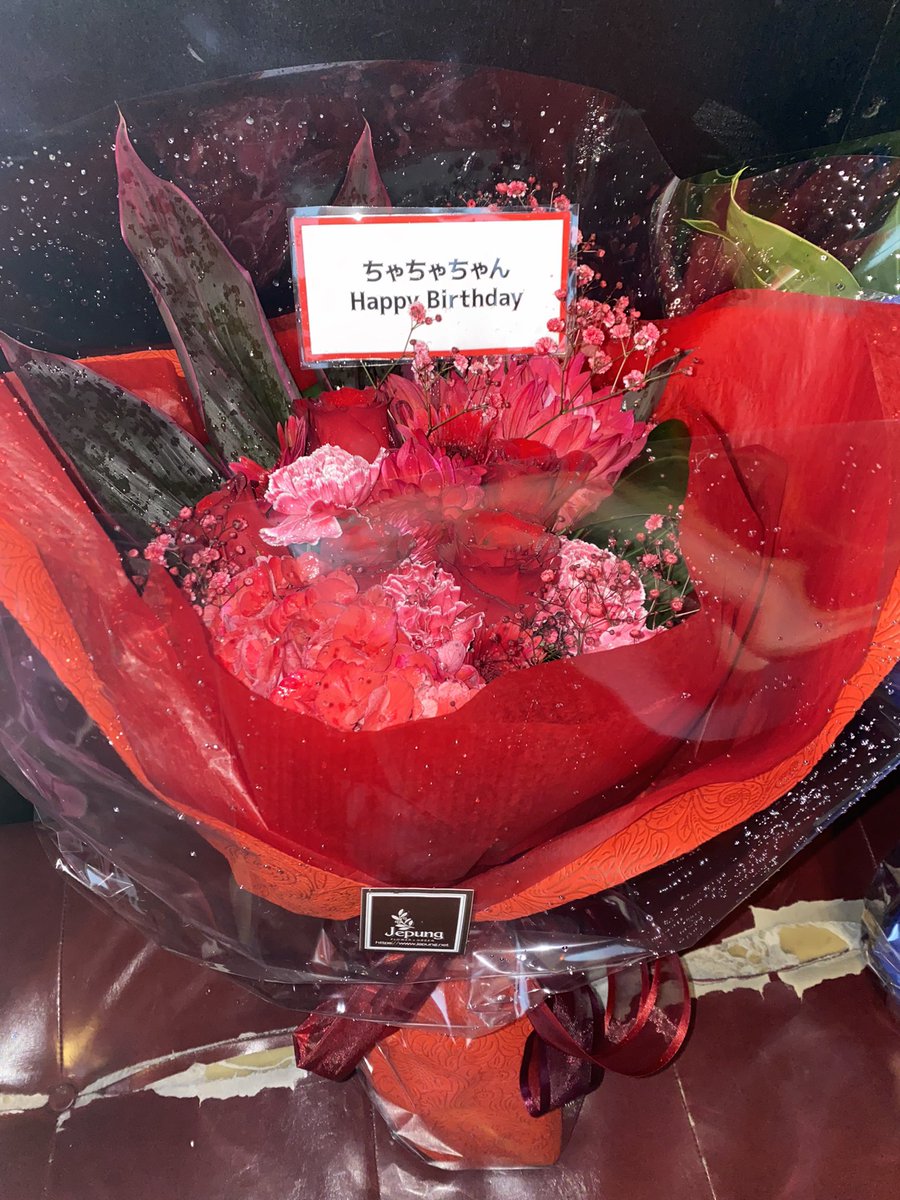 chacha_seitan's tweet photo. 【はるちゃんとらむちゃんとちゃちゃちゃんを祝いタイガー！！】
こちらのイベントで他生誕委員さんと協力して花束を用意させて頂きました💐

のもあちゃちゃちゃんの花束は皆さまにご協力頂いたカンパから出させて頂きました。
10/21の生誕祭はこれからなので引き続きよろしくお願い致します🙇 https://t.co/fv6aszLdOV