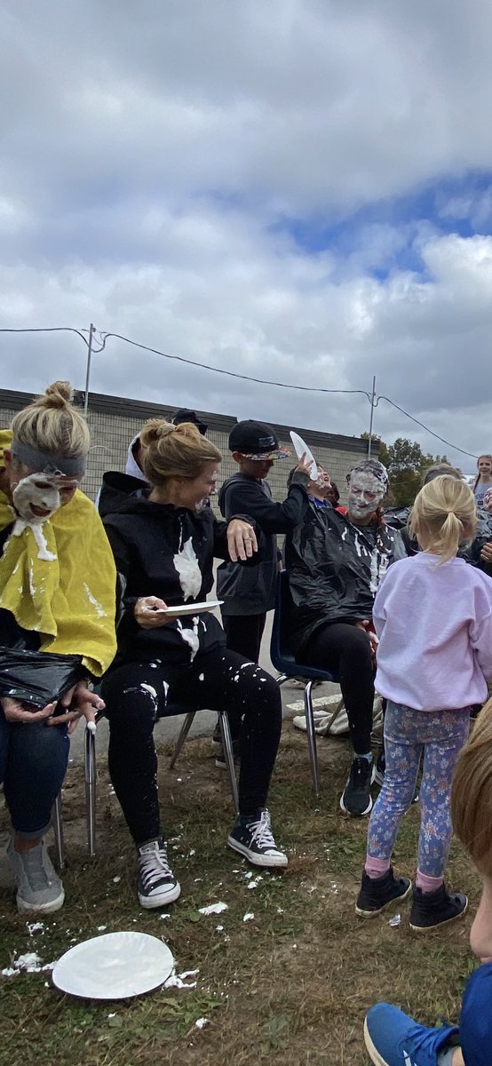 MadameMacKay's tweet photo. After reaching their fundraising goal to support the Terry Fox Run, the students finally got to see what they’ve been waiting for! Giant thank-you to everyone that helped to make all this happen! @GoodfellowPS @GPSMrZ @MatthewRosar @CalabrettaJenn @Rhonduhl https://t.co/TlF278Ynqf