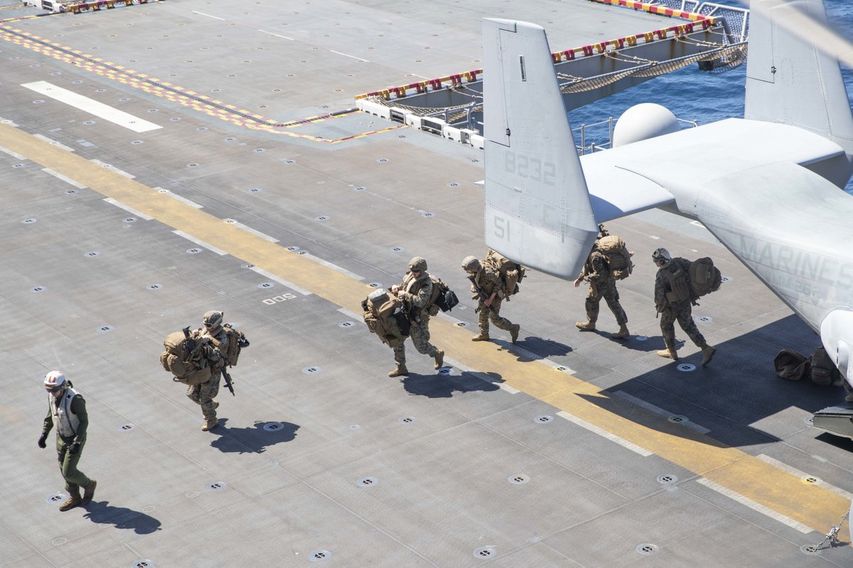 US7thFleet's tweet photo. Sailors and Marines aboard the @USNavy's amphibious assault carrier #USSTripoli conduct flight operations with aircraft assigned to the @USMC's Marine Medium Tiltrotor Squadron #VMM262 while underway in the #PhilippineSea Oct. 4, 2022.

#FreeandOpenIndoPacific #PresenceMatters https://t.co/My88RVQEZD