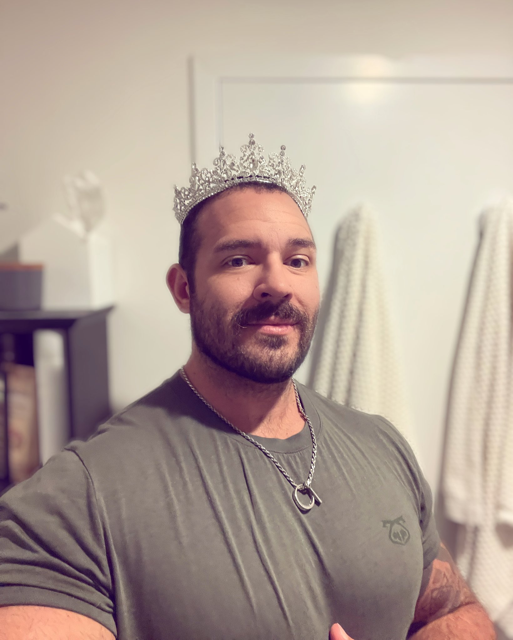Meaty Queen on Twitter: "This feels right. 👑💪🏼 https://t.co/d0ajk86akv