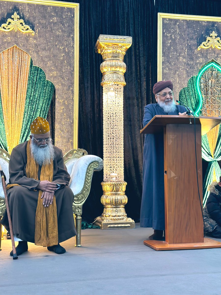 AllamahAzmi's tweet photo. Hazrat Sayyid Mehdi Miya Chishti (Astana-e-Gharib Nawaz) at Today’s Grand Mawlid North Manchester Jamé Masjid, UK. 

#AllamaAzmi https://t.co/TStpWvMSZZ