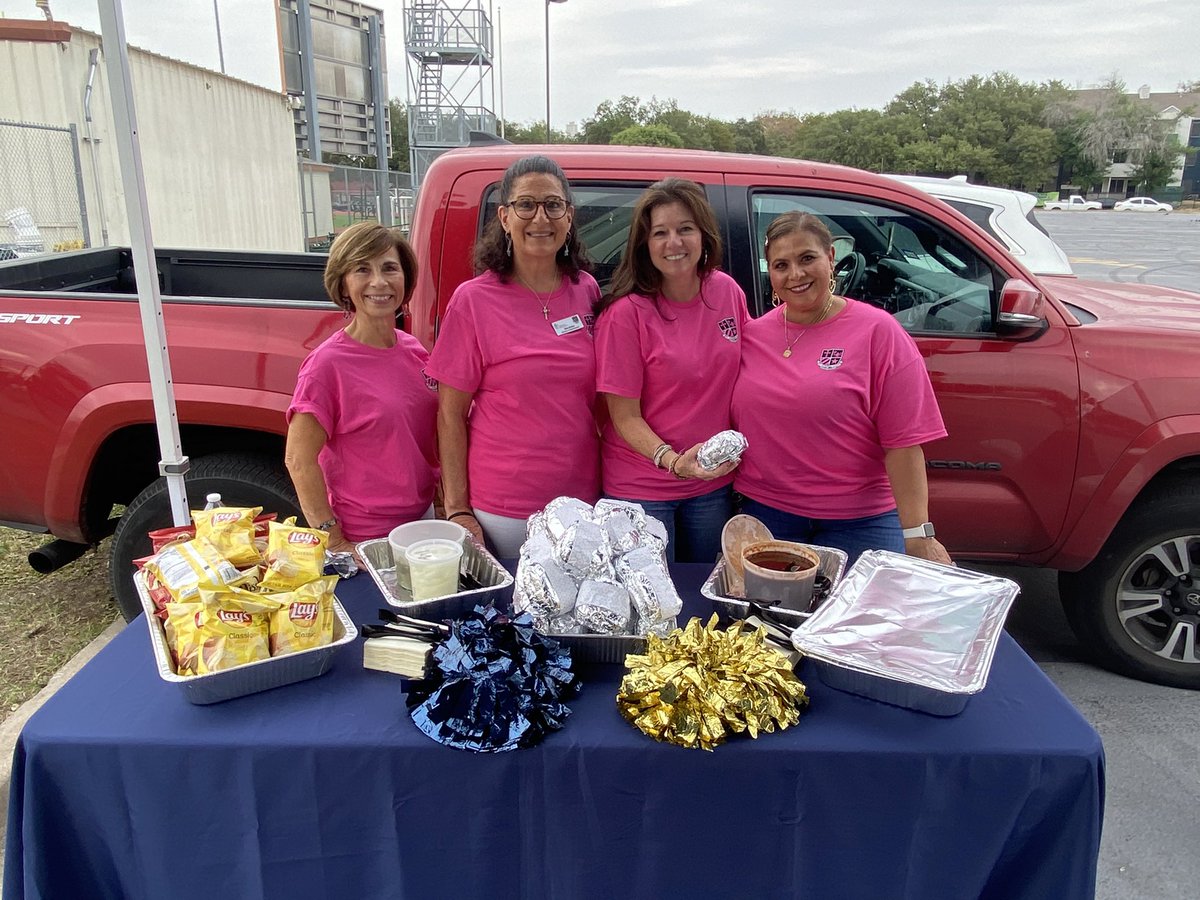 SavioPrincipal's tweet photo. Homecoming 2022. Alumni Tailgate.   #EagleFootball  #EagleCheer #EagleBand #SavioStudenSection #HomeIsHere #SavioSpirit https://t.co/j3KYtuDFpq