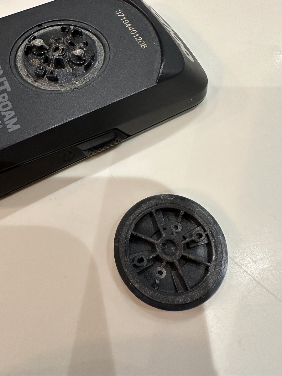 leemurrell's tweet photo. @wahoofitness @wahooSYSTM HELP! actually can’t believe this just happened prepping for morning ride!  This shouldn’t happen, so weak and I presume you have a protocol for replacement. Incredibly happy with my Wahoo KickR, SYSTM subscription etc… what now? #WahooElemntRoam https://t.co/y4K4v4TsYA